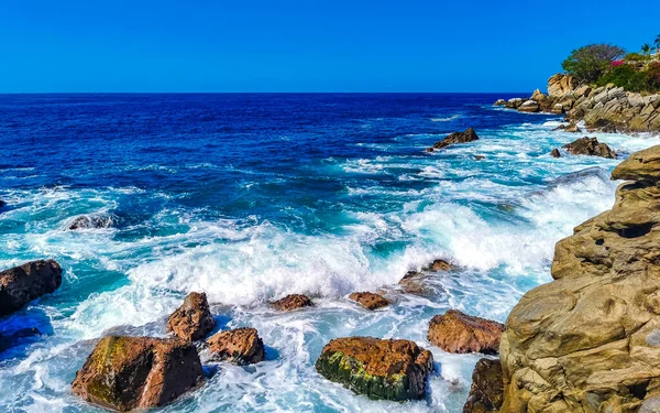 Blå Turkost Vatten Och Extremt Vackra Stora Surfare Vågor Klippor — Stockfoto