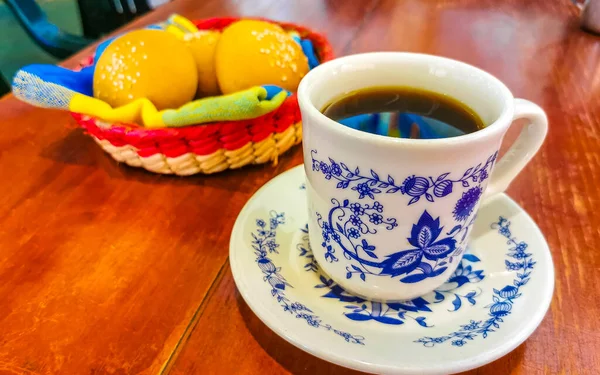 Taza Azul Blanca Con Café Negro Americano Sobre Mesa Madera —  Fotos de Stock