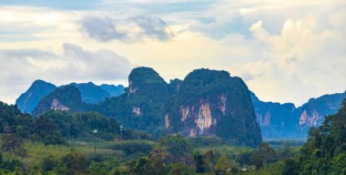 Doğa Dağları Tropik Orman Kireçtaşı Kayalıkları Panorama ve Köy Şehri Ao Nang Amphoe Mueang Krabi Tayland Güneydoğu Asya.