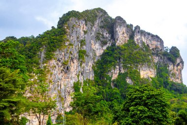 Doğa Dağları Tropik Orman Kireçtaşı Kayalıkları Panorama ve Köy Şehri Ao Nang Amphoe Mueang Krabi Tayland Güneydoğu Asya.