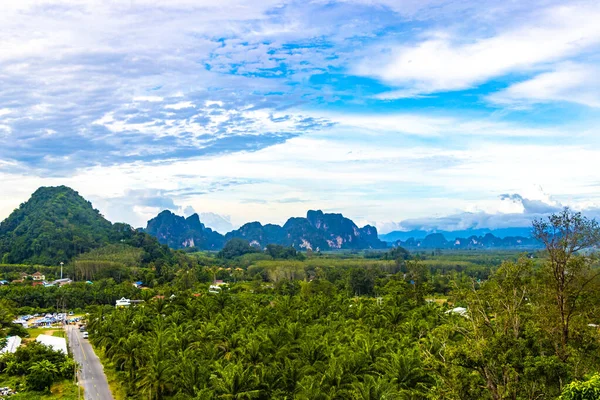自然山熱帯ジャングル森林石灰岩の崖のパノラマと村の町の都市アオナンアンフォエMueangクラビタイ東南アジア — ストック写真