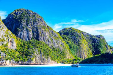 Ao Nang Krabi Tayland 22 numara. Ekim 2018 Koh Phi Adaları Yengeç Tayland ve Güneydoğu Asya 'daki kireçtaşı kayaları ve turkuaz su arasındaki güzel plaj lagünü manzarası.