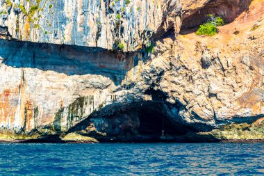 Ao Nang Krabi Tayland ve Güneydoğu Asya 'daki Koh Phi Phi adalarındaki kireçtaşı kayaları ve turkuaz su arasındaki güzel ve ünlü Viking mağarası göl manzarası.