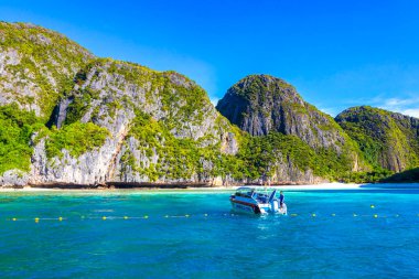 Ao Nang Krabi Tayland 22 numara. Ekim 2018 Koh Phi Adaları Yengeç Tayland ve Güneydoğu Asya 'daki kireçtaşı kayaları ve turkuaz su arasındaki güzel plaj lagünü manzarası.