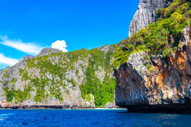Koh Phi Phi adaları Ao Nang Yengeç Tayland ve Güneydoğu Asya 'daki kireçtaşı kayaları ve turkuaz su arasındaki güzel plaj lagünü manzarası.