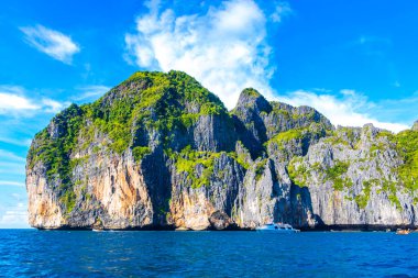 Koh Phi Phi adaları Ao Nang Yengeç Tayland ve Güneydoğu Asya 'daki kireçtaşı kayaları ve turkuaz su arasındaki güzel plaj lagünü manzarası.