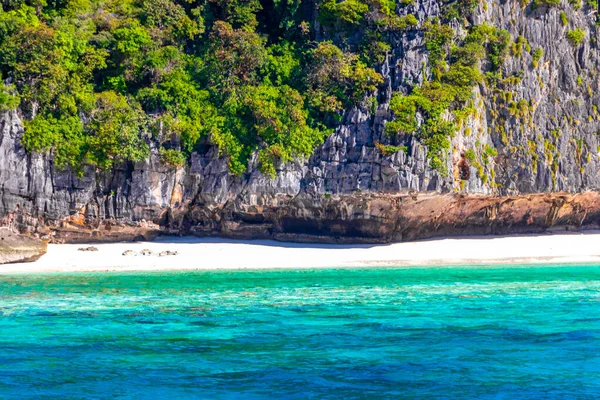 Koh Phi Phi adaları Ao Nang Yengeç Tayland ve Güneydoğu Asya 'daki kireçtaşı kayaları ve turkuaz su arasındaki güzel plaj lagünü manzarası.