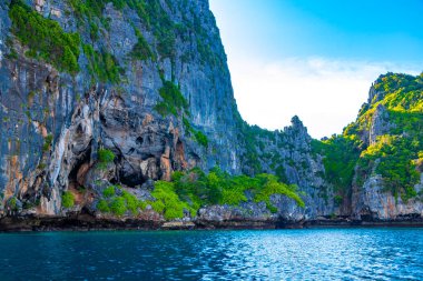 Koh Phi Phi adaları Ao Nang Yengeç Tayland ve Güneydoğu Asya 'daki kireçtaşı kayaları ve turkuaz su arasındaki güzel plaj lagünü manzarası.