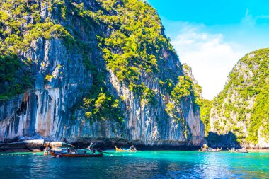 Ao Nang Amphoe Mueang Krabi Tayland 22 numara. Ekim 2018 Kireçtaşı kayaları ve Koh Phi Leh Adası Krabi Tayland 'daki turkuaz su arasındaki ünlü sahil lagünündeki uzun kuyruklu tekneler..