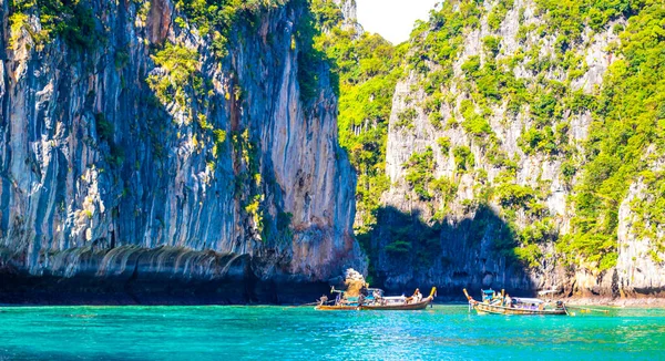 Nang Amphoe Mueang Krabi泰国2018年10月在泰国克拉比岛美丽而著名的石灰岩与绿松石水之间的海滩泻湖上的长尾船 — 图库照片