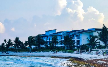 Playa del Carmen Quintana Roo Meksika 04. Nisan 2021 Playa del Carmen Meksika 'da berrak turkuaz mavi sulara sahip Meksika tropikal karayip sahili manzarası.