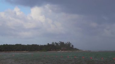 Fırtına güçlü muson yağmurları. Kasırga bulutları. Playa del Carmen Meksika 'da cennette..