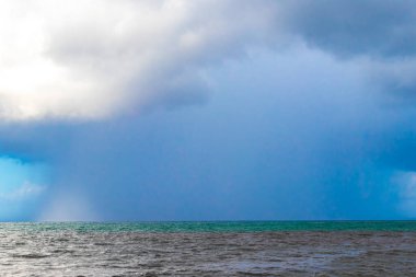 Fırtına güçlü muson yağmurları. Kasırga bulutları. Playa del Carmen Meksika 'da cennette..