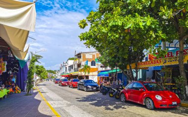 Puerto Escondido Oaxaca Meksika 23. Eylül 2022 Tipik güzel turist caddesi yolu ve şehir arabalarıyla kaldırım oteller, restoranlar Zicatela Mexico 'daki insanlar..