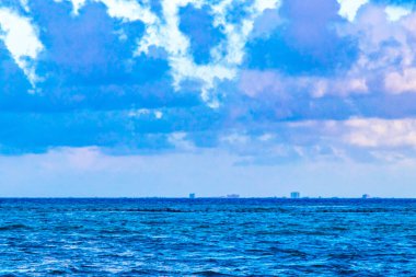 Playa del Carmen Quintana Roo Meksika 'da berrak turkuaz mavi suyla Cozumel Adası manzaralı tropik Meksika plajı manzarası.