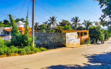 Puerto Escondido Oaxaca Meksika 04. Ekim 2022 Tipik güzel turist caddesi yolu ve şehir arabalarıyla kaldırım oteller, restoranlar Zicatela Mexico 'daki insanlar.