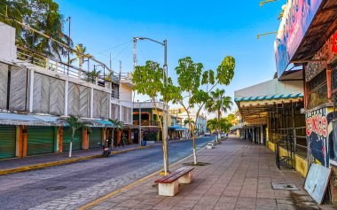 Puerto Escondido Oaxaca Meksika 16. Ocak 2023 Tipik güzel turist caddesi yolu ve şehir arabalarıyla kaldırım oteller, restoranlar ve Zicatela Mexico 'daki insanlar..