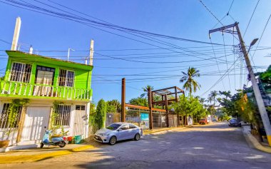 Puerto Escondido Oaxaca Meksika 16. Ocak 2023 Tipik güzel turist caddesi yolu ve şehir arabalarıyla kaldırım oteller, restoranlar ve Zicatela Mexico 'daki insanlar..