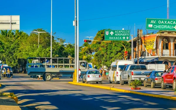 Puerto Esconddo Oaxacaメキシコ16 2023年1月Zicatelaの典型的な美しいカラフルな観光道路や都市生活車の交通ビルホテルバーレストランや人々メキシコ — ストック写真