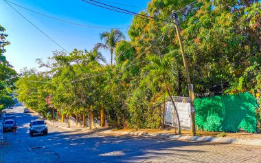 Puerto Escondido Oaxaca Meksika 16. Ocak 2023 Tipik güzel turist caddesi yolu ve şehir arabalarıyla kaldırım oteller, restoranlar ve Zicatela Mexico 'daki insanlar..