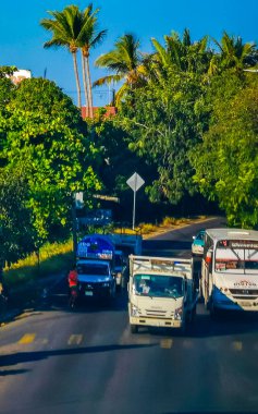 Puerto Escondido Oaxaca Meksika 16. Ocak 2023 Tipik güzel turist caddesi yolu ve şehir arabalarıyla kaldırım oteller, restoranlar ve Zicatela Mexico 'daki insanlar..