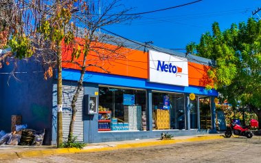 Puerto Escondido Oaxaca Meksika 16. Ocak 2023 Tipik güzel turist caddesi yolu ve şehir arabalarıyla kaldırım oteller, restoranlar ve Zicatela Mexico 'daki insanlar..