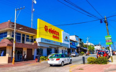 Puerto Escondido Oaxaca Meksika 16. Ocak 2023 Tipik güzel turist caddesi yolu ve şehir arabalarıyla kaldırım oteller, restoranlar ve Zicatela Mexico 'daki insanlar..