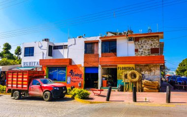 Puerto Escondido Oaxaca Meksika 16. Ocak 2023 Tipik güzel turist caddesi yolu ve şehir arabalarıyla kaldırım oteller, restoranlar ve Zicatela Mexico 'daki insanlar..