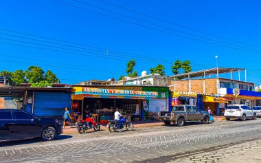 Puerto Escondido Oaxaca Meksika 16. Ocak 2023 Tipik güzel turist caddesi yolu ve şehir arabalarıyla kaldırım oteller, restoranlar ve Zicatela Mexico 'daki insanlar..