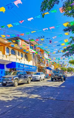 Puerto Escondido Oaxaca Meksika 16. Ocak 2023 Tipik güzel turist caddesi yolu ve şehir arabalarıyla kaldırım oteller, restoranlar ve Zicatela Mexico 'daki insanlar..