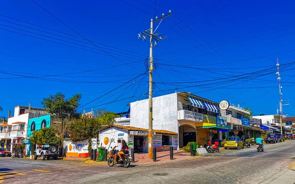 Puerto Esconddo Oaxacaメキシコ16 2023年1月Zicatelaの典型的な美しいカラフルな観光道路や都市生活車の交通ビルホテルバーレストランや人々メキシコ — ストック写真