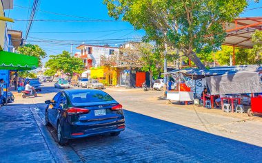 Puerto Escondido Oaxaca Meksika 16. Ocak 2023 Tipik güzel turist caddesi yolu ve şehir arabalarıyla kaldırım oteller, restoranlar ve Zicatela Mexico 'daki insanlar..