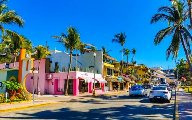 Puerto Escondido Oaxaca Meksika 16. Ocak 2023 Tipik güzel turist caddesi yolu ve şehir arabalarıyla kaldırım oteller, restoranlar ve Zicatela Mexico 'daki insanlar..
