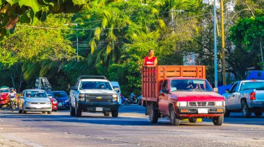 Puerto Escondido Oaxaca Meksika 16. Ocak 2023 Tipik güzel turist caddesi yolu ve şehir arabalarıyla kaldırım oteller, restoranlar ve Zicatela Mexico 'daki insanlar..
