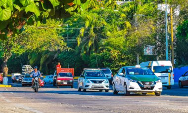 Puerto Escondido Oaxaca Meksika 16. Ocak 2023 Tipik güzel turist caddesi yolu ve şehir arabalarıyla kaldırım oteller, restoranlar ve Zicatela Mexico 'daki insanlar..