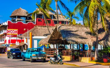 Puerto Escondido Oaxaca Meksika 16. Ocak 2023 Tipik güzel turist caddesi yolu ve şehir arabalarıyla kaldırım oteller, restoranlar ve Zicatela Mexico 'daki insanlar..