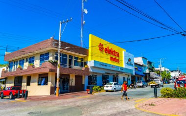 Puerto Escondido Oaxaca Meksika 16. Ocak 2023 Tipik güzel turist caddesi yolu ve şehir arabalarıyla kaldırım oteller, restoranlar ve Zicatela Mexico 'daki insanlar..