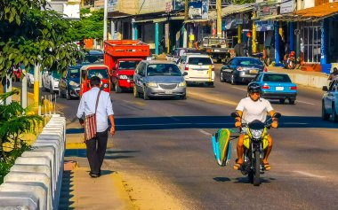 Puerto Escondido Oaxaca Meksika 16. Ocak 2023 Tipik güzel turist caddesi yolu ve şehir arabalarıyla kaldırım oteller, restoranlar ve Zicatela Mexico 'daki insanlar..