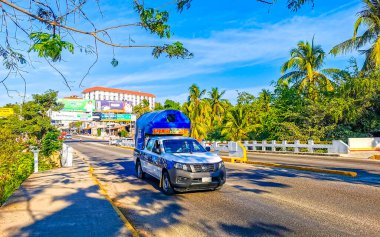 Puerto Escondido Oaxaca Meksika 16. Ocak 2023 Tipik güzel turist caddesi yolu ve şehir arabalarıyla kaldırım oteller, restoranlar ve Zicatela Mexico 'daki insanlar..