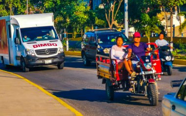 Puerto Escondido Oaxaca Meksika 16. Ocak 2023 Tipik güzel turist caddesi yolu ve şehir arabalarıyla kaldırım oteller, restoranlar ve Zicatela Mexico 'daki insanlar..