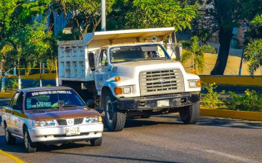 Puerto Escondido Oaxaca Meksika 16. Ocak 2023 Tipik güzel turist caddesi yolu ve şehir arabalarıyla kaldırım oteller, restoranlar ve Zicatela Mexico 'daki insanlar..
