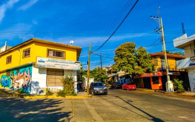 Puerto Escondido Oaxaca Meksika 16. Ocak 2023 Tipik güzel turist caddesi yolu ve şehir arabalarıyla kaldırım oteller, restoranlar ve Zicatela Mexico 'daki insanlar..