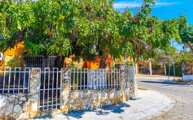 Puerto Escondido Oaxaca Meksika 16. Ocak 2023 Tipik güzel turist caddesi yolu ve şehir arabalarıyla kaldırım oteller, restoranlar ve Zicatela Mexico 'daki insanlar..