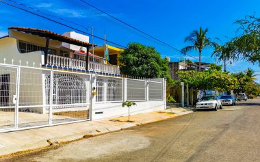 Puerto Escondido Oaxaca Meksika 16. Ocak 2023 Tipik güzel turist caddesi yolu ve şehir arabalarıyla kaldırım oteller, restoranlar ve Zicatela Mexico 'daki insanlar..