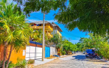 Puerto Escondido Oaxaca Meksika 16. Ocak 2023 Tipik güzel turist caddesi yolu ve şehir arabalarıyla kaldırım oteller, restoranlar ve Zicatela Mexico 'daki insanlar..