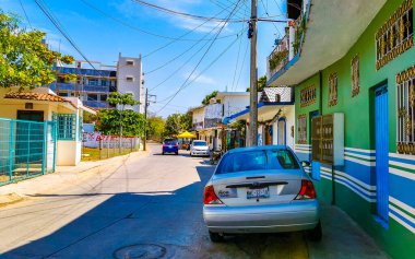 Puerto Escondido Oaxaca Meksika 16. Ocak 2023 Tipik güzel turist caddesi yolu ve şehir arabalarıyla kaldırım oteller, restoranlar ve Zicatela Mexico 'daki insanlar..