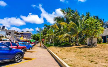 Puerto Escondido Oaxaca Meksika 24. Mart 2023 Tipik güzel turistik cadde yolu ve şehir arabalarıyla kaldırım oteller, restoranlar ve Zicatela Mexico 'daki insanlar..