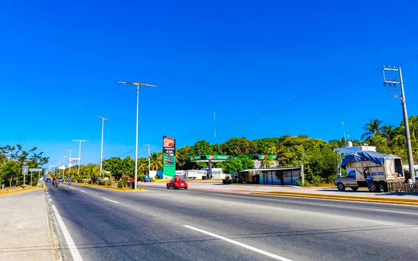 プエルト エスコンディド オアハカメキシコ27 2023年1月Zicatelaの典型的な美しいカラフルな観光道路や都市生活車の交通ビルホテルバーレストランや人々メキシコ — ストック写真