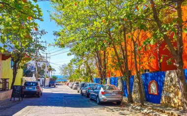 Puerto Escondido Oaxaca Meksika 25. Mart 2023 Tipik güzel turistik cadde yolu ve şehir arabalarıyla kaldırım oteller, restoranlar ve Zicatela Mexico 'daki insanlar..
