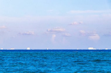 Playa del Carmen Quintana Roo Meksika 'da berrak turkuaz mavi suyla Cozumel Adası manzaralı tropik Meksika plajı manzarası.